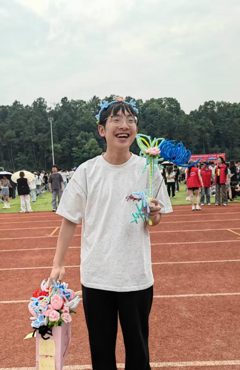 图片包含 户外, 人, 站, 男人 AI 生成的内容可能不正确。