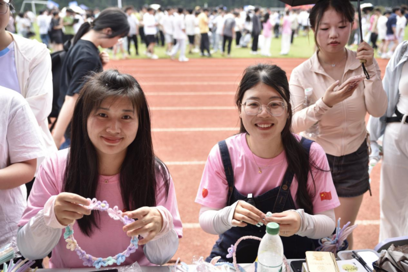 一群人正在聊天 AI 生成的内容可能不正确。