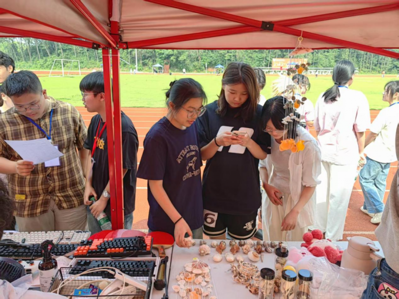 一群人站在桌子边 AI 生成的内容可能不正确。