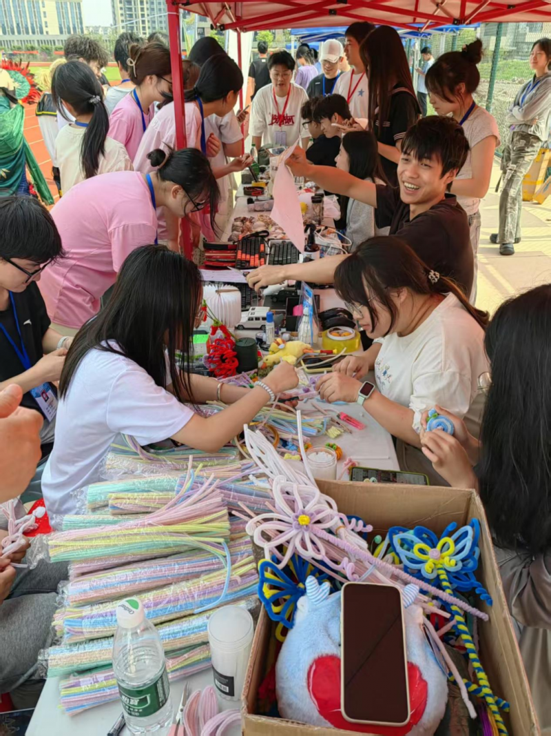 一群人在餐厅里吃东西 AI 生成的内容可能不正确。