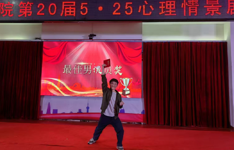 图片包含 地毯, 男人, 站, 院子 AI 生成的内容可能不正确。