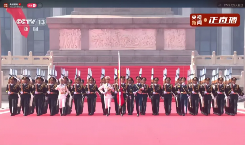 一群人站在台上 AI 生成的内容可能不正确。