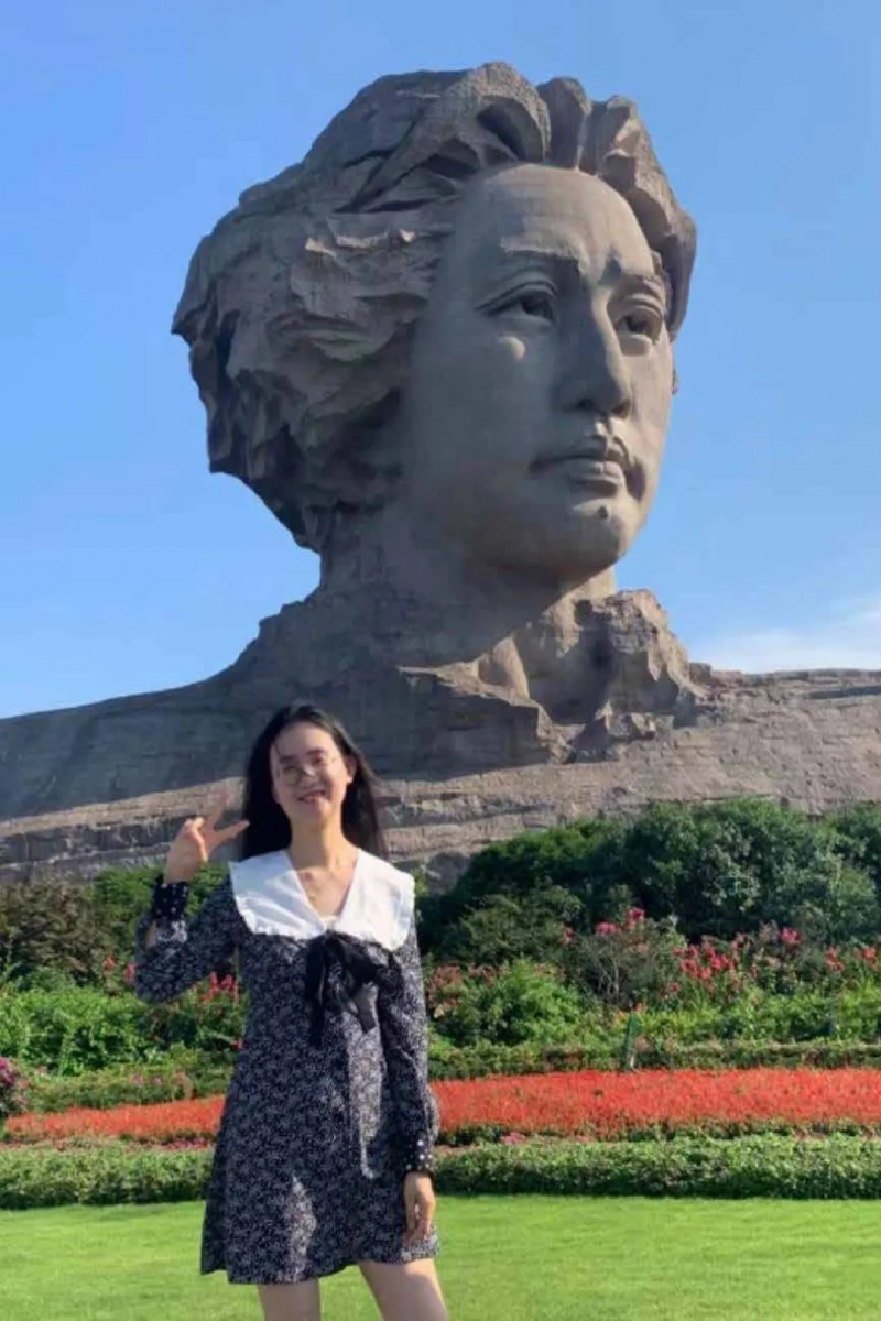 图片包含 草, 户外, 山, 人 AI 生成的内容可能不正确。