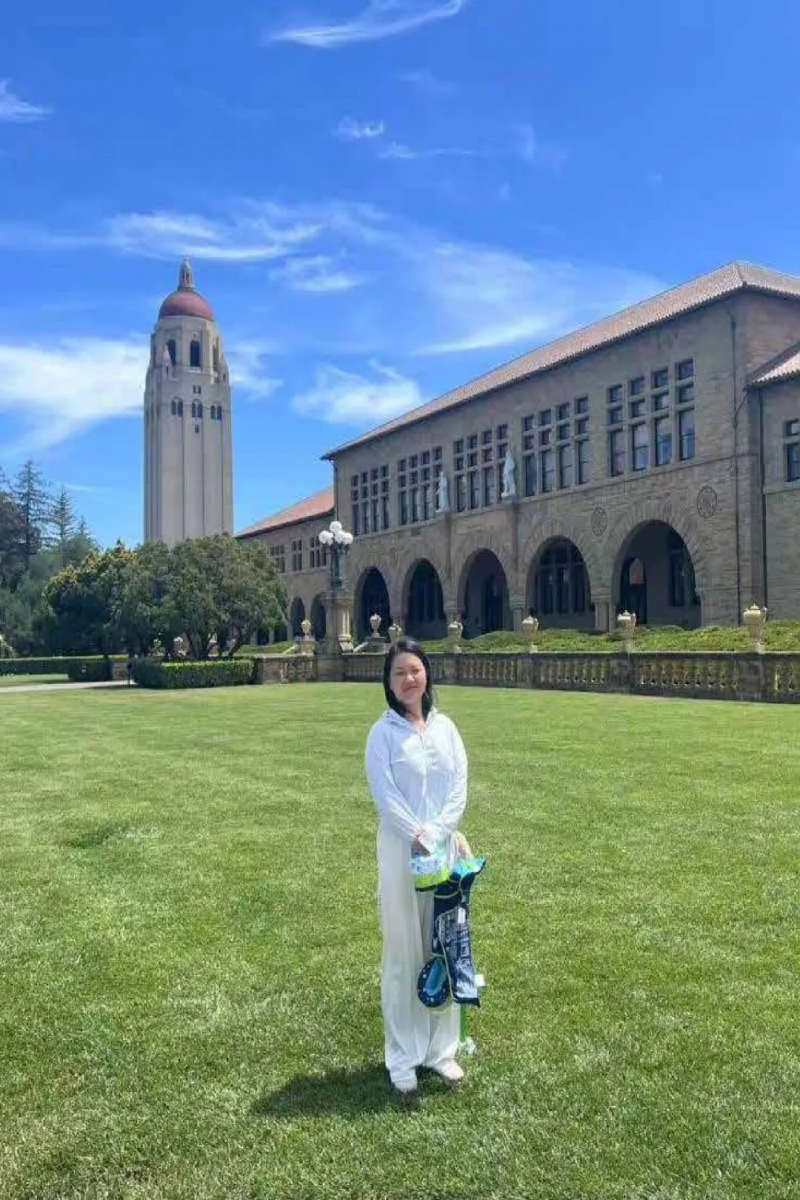 人站在建筑前的草地上 AI 生成的内容可能不正确。