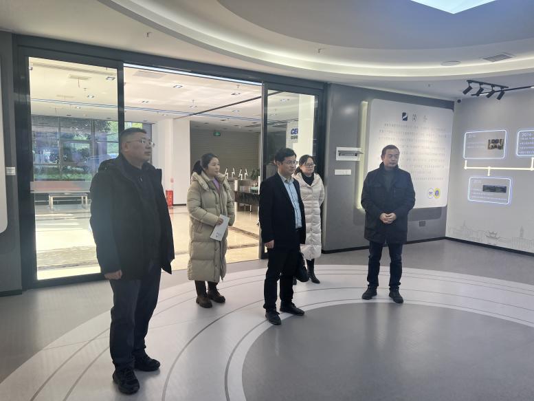 一群人站在室内 AI 生成的内容可能不正确。