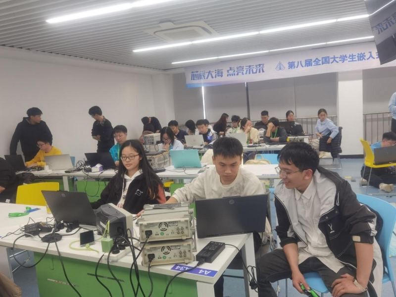 会议室里的人们 AI 生成的内容可能不正确。