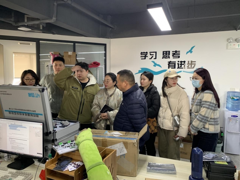 图片包含 室内, 桌子, 游戏机, 一群 AI 生成的内容可能不正确。