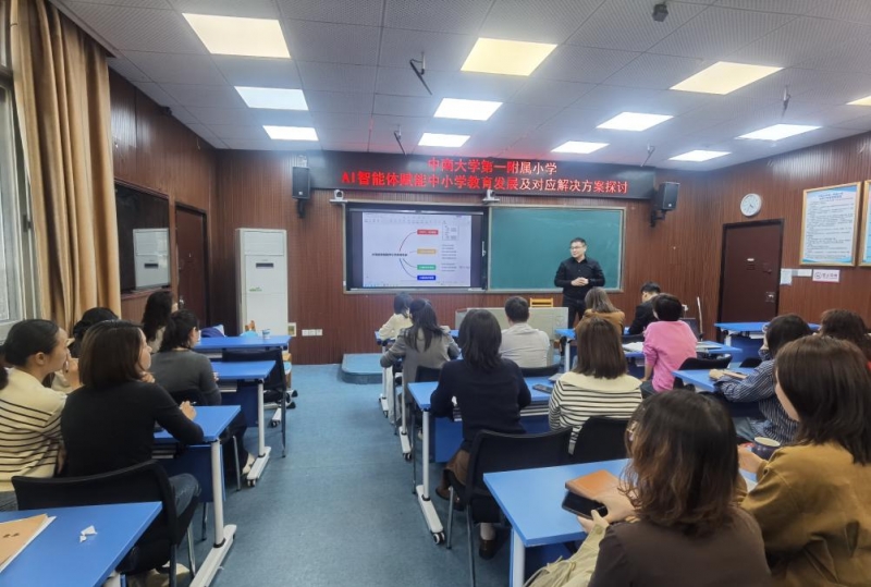 一群人在餐厅里 AI 生成的内容可能不正确。