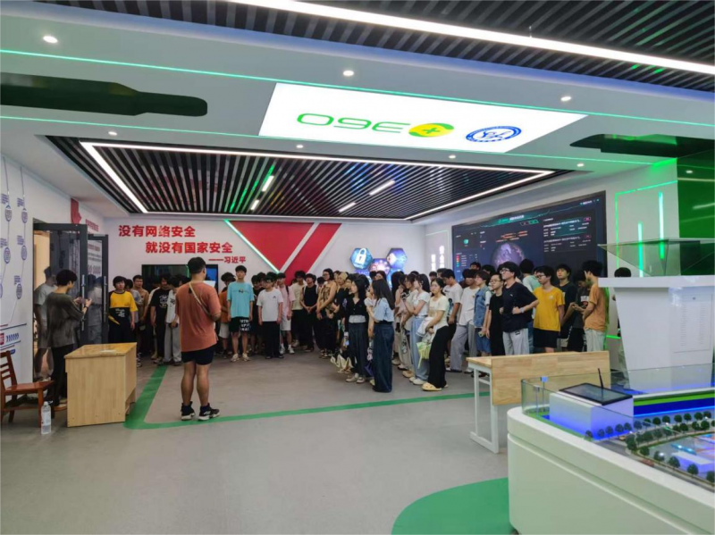 一群人站在室内 AI 生成的内容可能不正确。