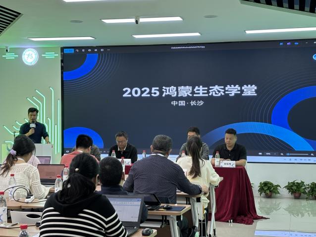 图片包含 人, 人们, 桌子, 电脑 AI 生成的内容可能不正确。