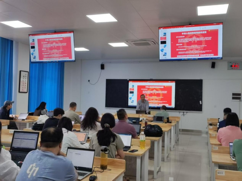 餐厅里的人们 AI 生成的内容可能不正确。