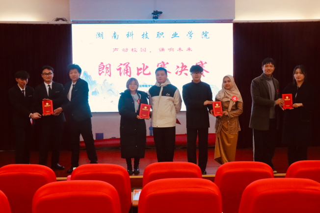 一群人站在椅子上 AI 生成的内容可能不正确。