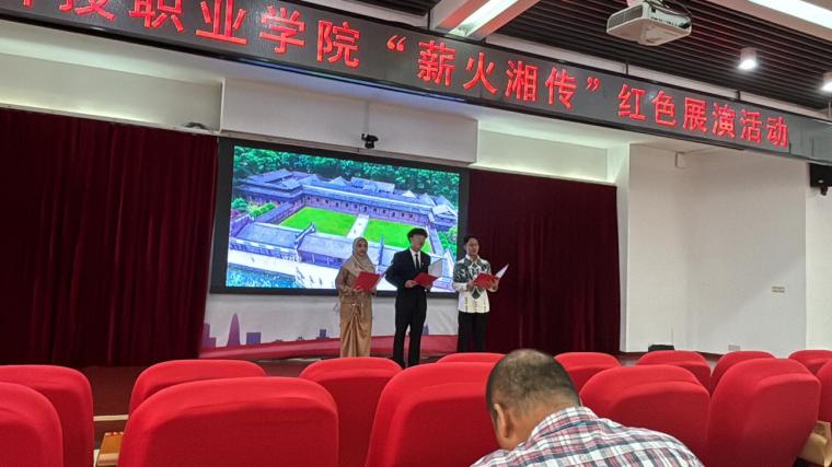 图片包含 室内, 房间, 活, 椅子 AI 生成的内容可能不正确。