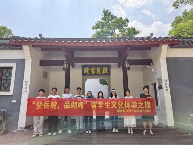 街道上有店铺的标志红色背景白色的字 AI 生成的内容可能不正确。