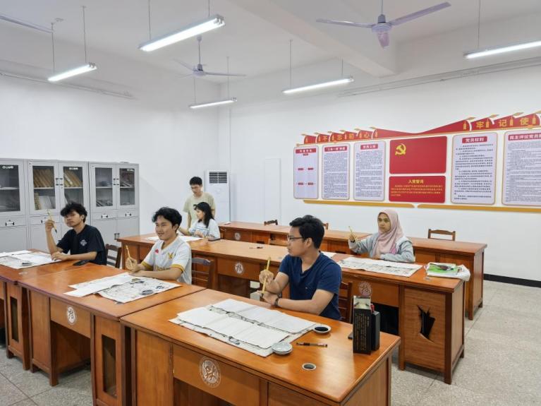 人在厨房里工作 AI 生成的内容可能不正确。