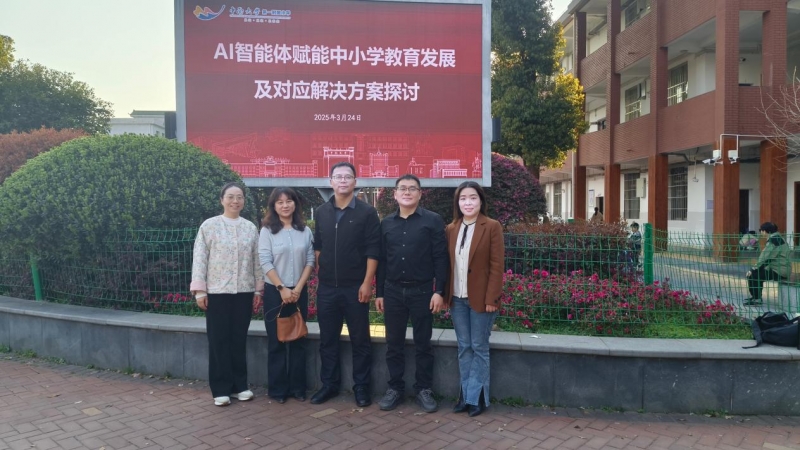 一群人站在人行道上 AI 生成的内容可能不正确。