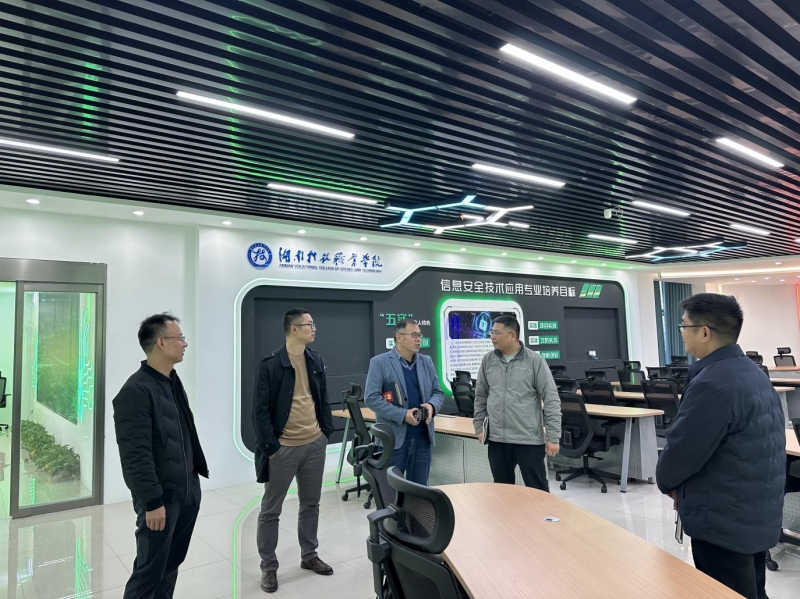 拿着行李的人们 AI 生成的内容可能不正确。