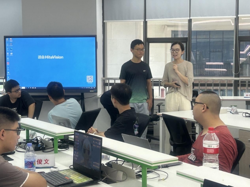 电脑前的人们 AI 生成的内容可能不正确。