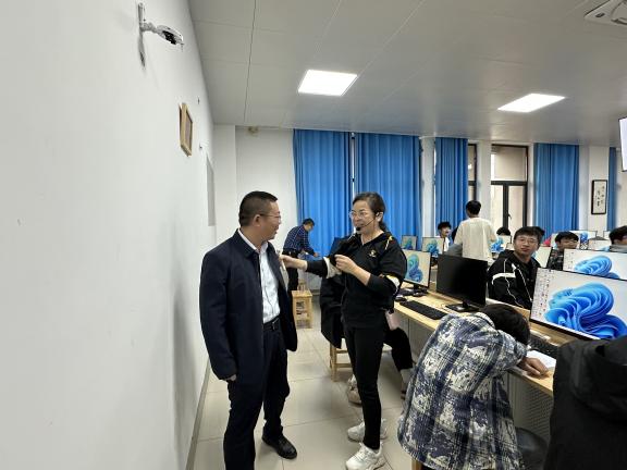 一群人在房间里站着男人 AI 生成的内容可能不正确。