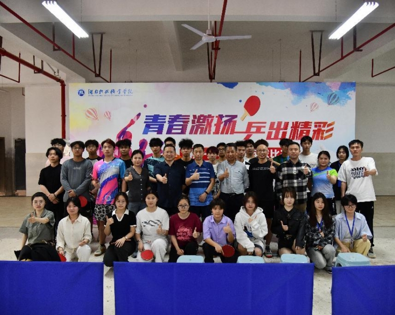 人们在看台上的人和观众 AI 生成的内容可能不正确。