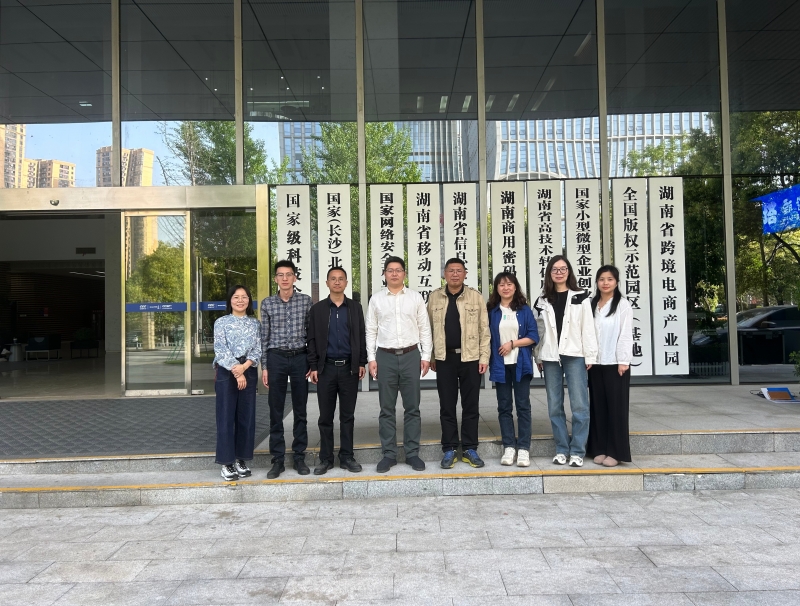 一群人站在门口 AI 生成的内容可能不正确。