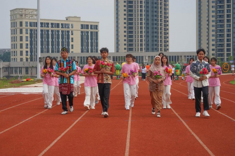 一群小孩在运动 AI 生成的内容可能不正确。