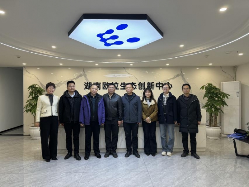 一群人站在室内合影 AI 生成的内容可能不正确。