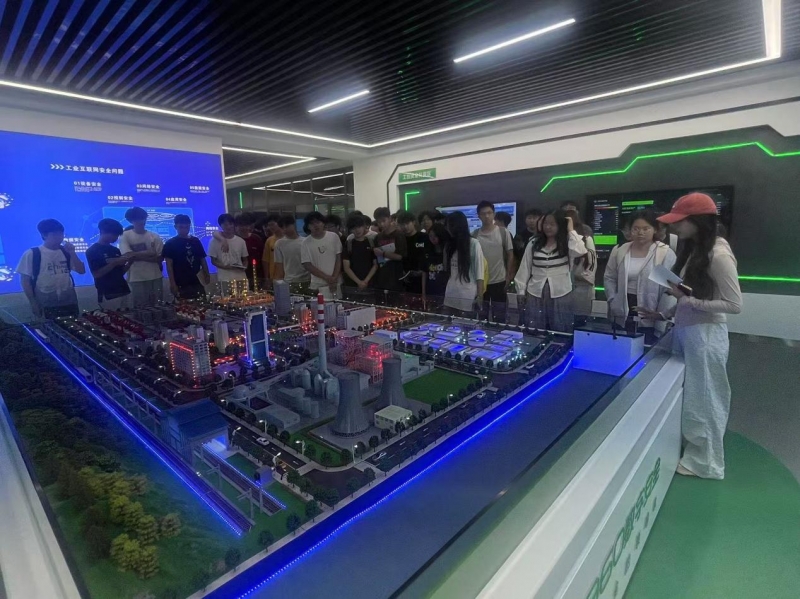 图片包含 室内, 天花板, 火车, 飞机场 AI 生成的内容可能不正确。