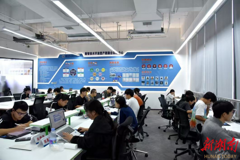 会议室里的人们 AI 生成的内容可能不正确。