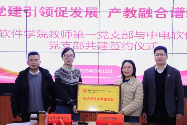 人们在看台上的人和男子的照片和字幕 AI 生成的内容可能不正确。