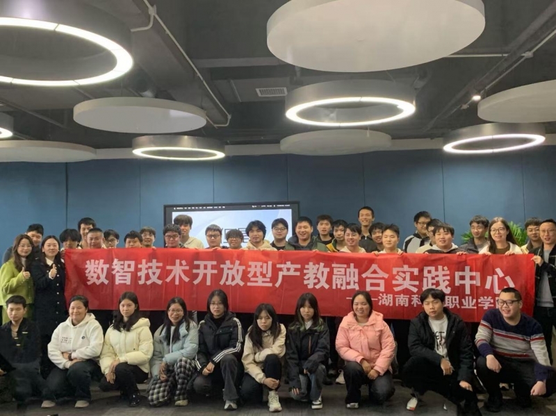 一群人站在台上 AI 生成的内容可能不正确。