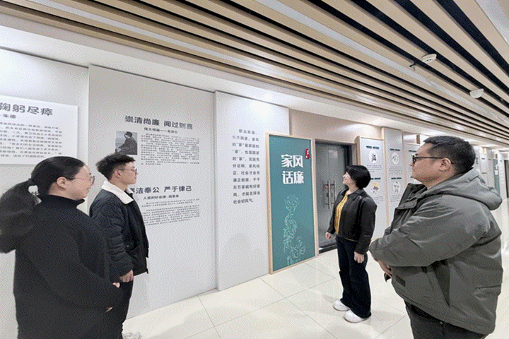 标题: 家风话廉展览现场 - 说明 戴臻书记在展览前为支部党员讲解